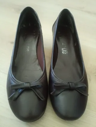 Zapatos de piel marrón tacón bajo.