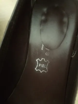 Zapatos de piel marrón tacón bajo.