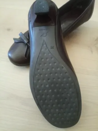 Zapatos de piel marrón tacón bajo.