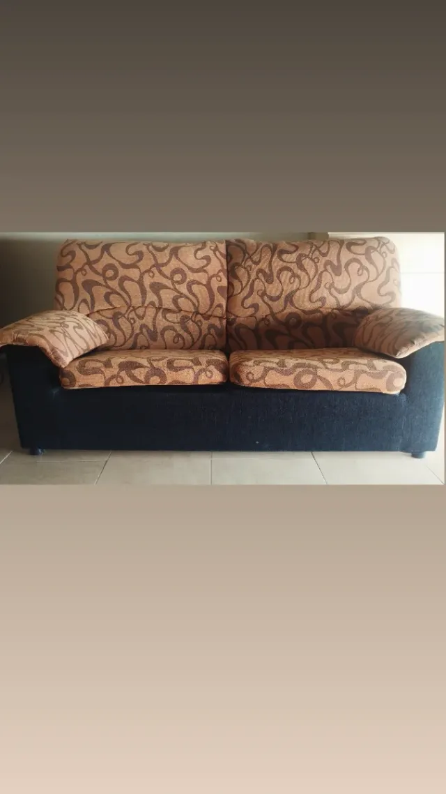 Sofá de tela naranja y marrón