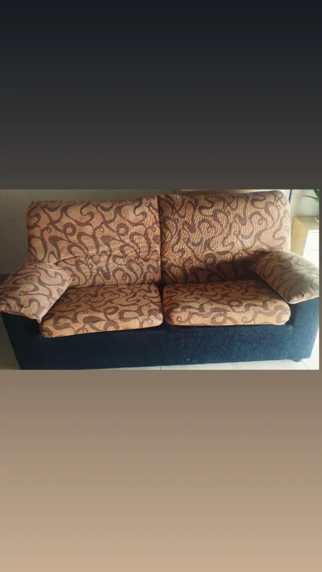 Sofá de tela naranja y marrón