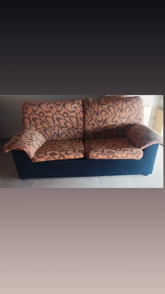 Sofá de tela naranja y marrón