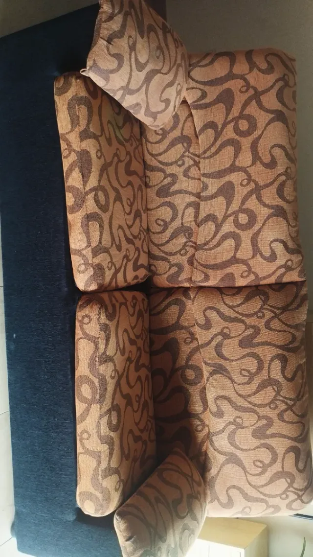 Sofá de tela naranja y marrón