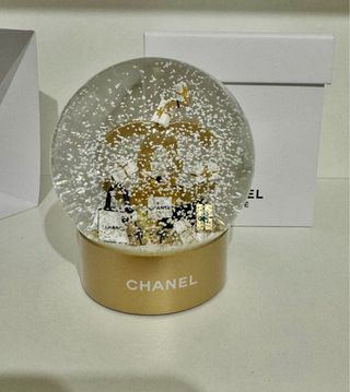 Bola de nieve Chanel dorada con regalos
