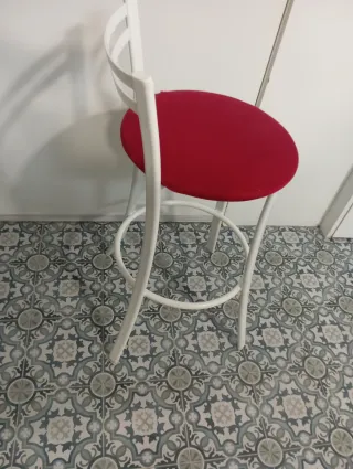 Taburetes de cocina rojos y blancos