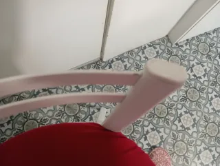 Taburetes de cocina rojos y blancos