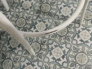 Taburetes de cocina rojos y blancos