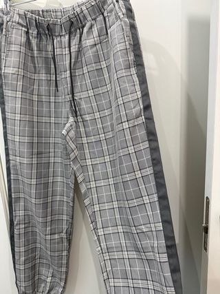Pantalón de cuadros gris