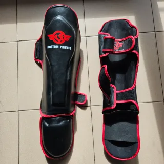 Guantes de boxeo y espinilleras