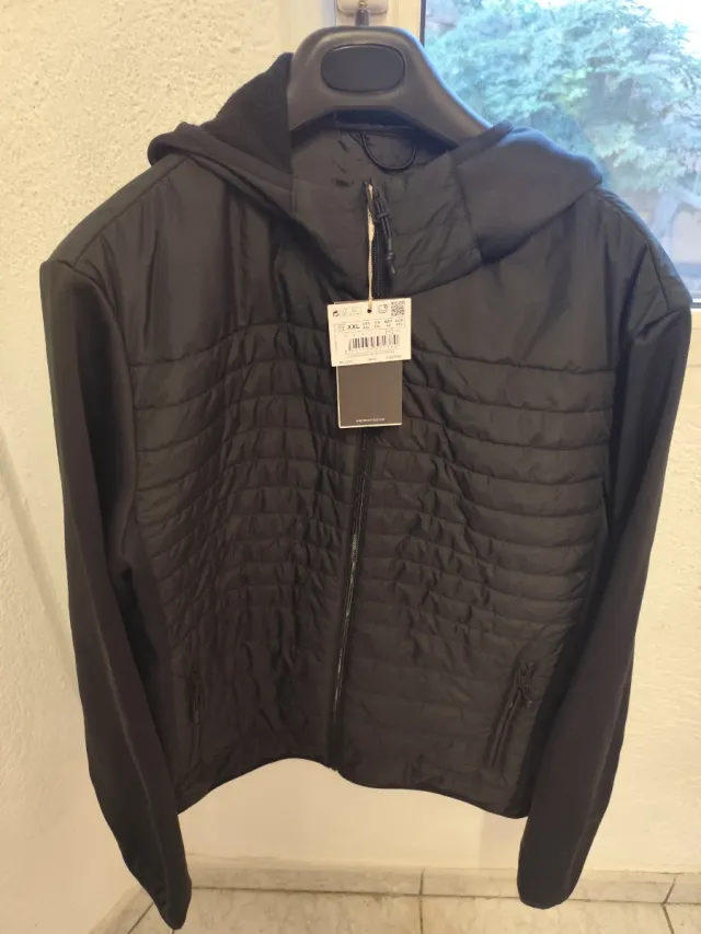 Chaqueta acolchada con capucha XXL. Negra.