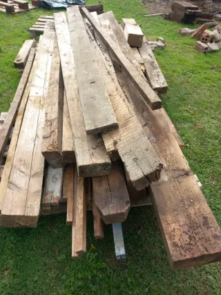 Vigas de madera, estacas, cabrios