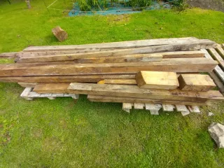 Vigas de madera, estacas, cabrios