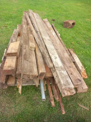 Vigas de madera, estacas, cabrios