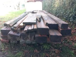 Vigas de madera, estacas, cabrios