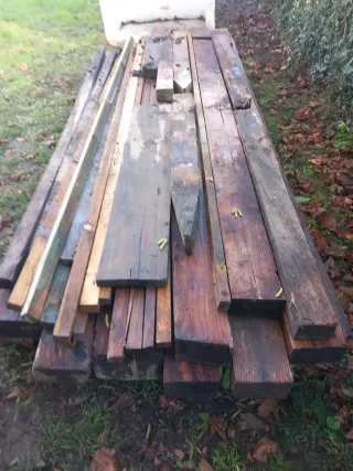 Vigas de madera, estacas, cabrios