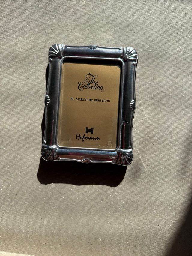 Marco de fotos Hofmann plateado.
-Medidas 12cmX9cm