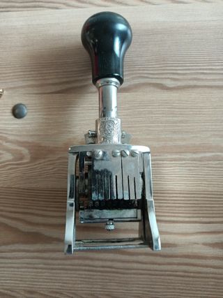 Sello antiguo de metal