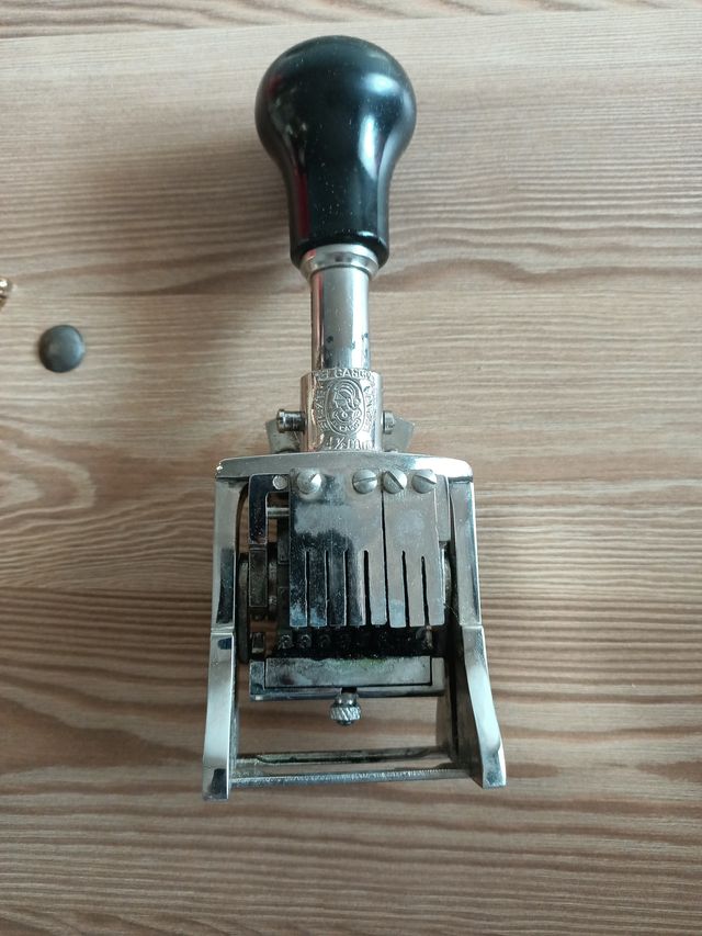 Sello antiguo de metal