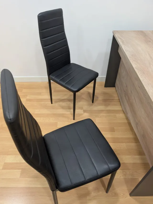 Escritorio y 2 Sillas Negras