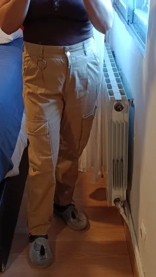 Pantalones cargo beige con anilla