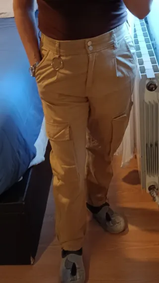 Pantalones cargo beige con anilla