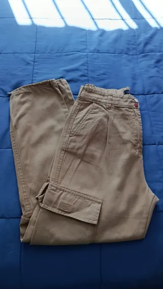 Pantalones cargo beige con anilla