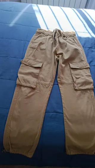 Pantalones cargo beige con anilla