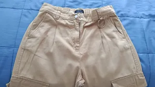 Pantalones cargo beige con anilla
