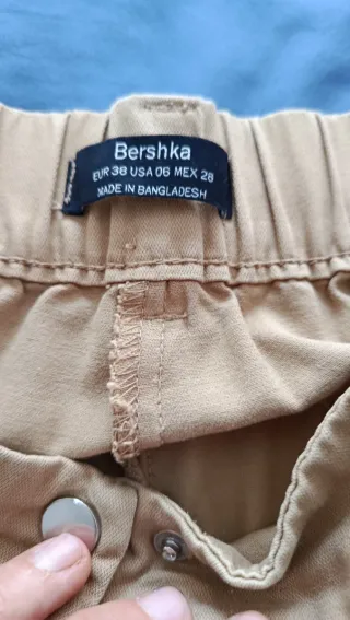 Pantalones cargo beige con anilla