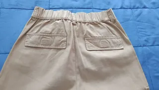 Pantalones cargo beige con anilla
