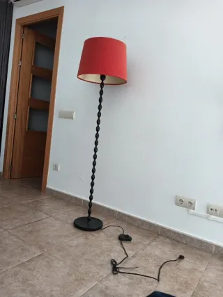 Lámpara de pie roja y negra