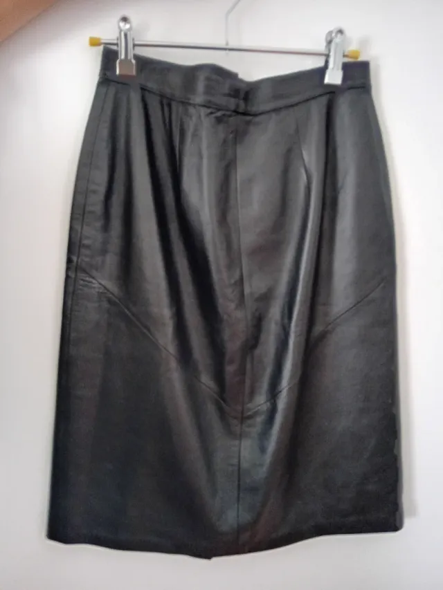 Falda de cuero negra + camisa de regalo