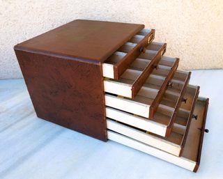 Vecchia cassettiera da merceria.