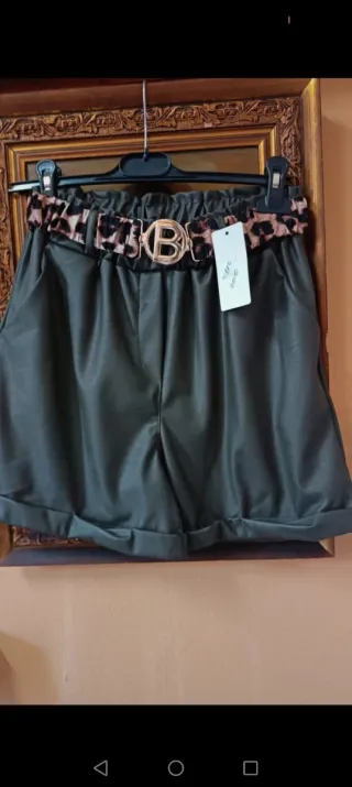 Pantalón corto verde con cinturón de leopardo.
