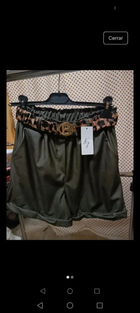 Pantalón corto verde con cinturón de leopardo.
