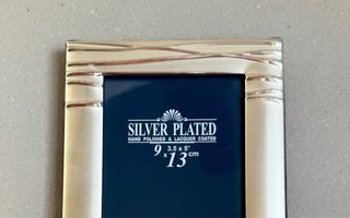 Marco de fotos plateado. Medida 13cmX 9cm