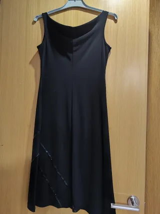 Vestido negro de fiesta con detalles
