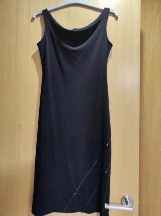 Vestido negro de fiesta con detalles