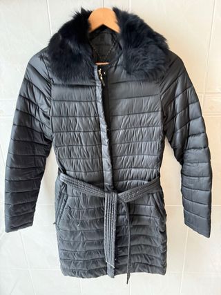 Plumífero negro con cuello de piel desmontable.