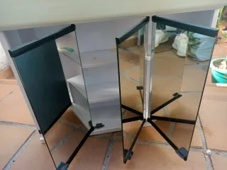 Armario con puertas de espejo.