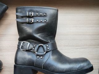 Botines negros con tachuelas