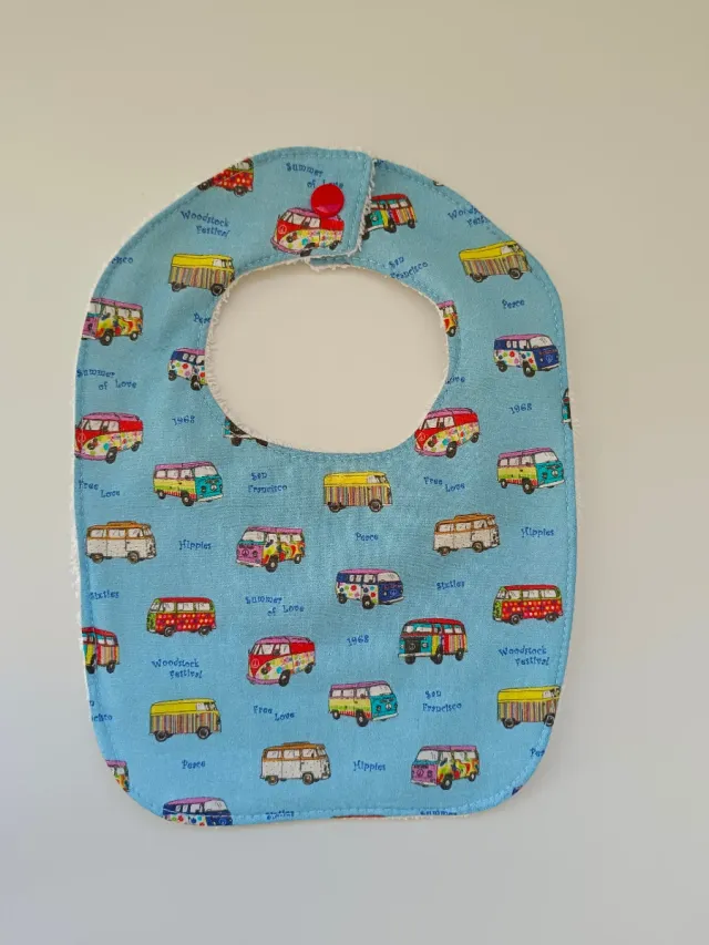 Babero de bebé con estampado de furgonetas