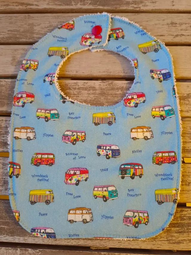 Babero de bebé con estampado de furgonetas