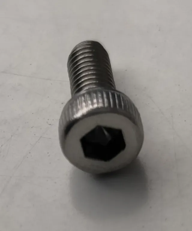 Tornillo M4x10 rosca izquierda