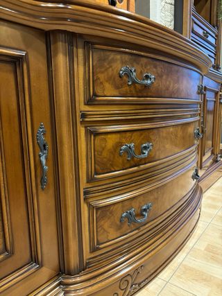 Mueble de madera maciza y cristal curvo.