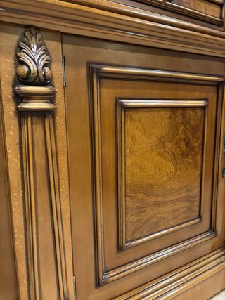 Mueble de madera maciza y cristal curvo.