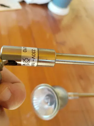 Lámpara colgante dorada y transparente