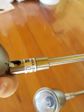 Lámpara colgante dorada y transparente