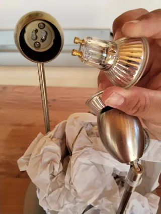 Lámpara colgante dorada y transparente