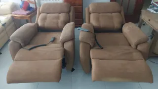 Dos Sillones reclinables, articulados..